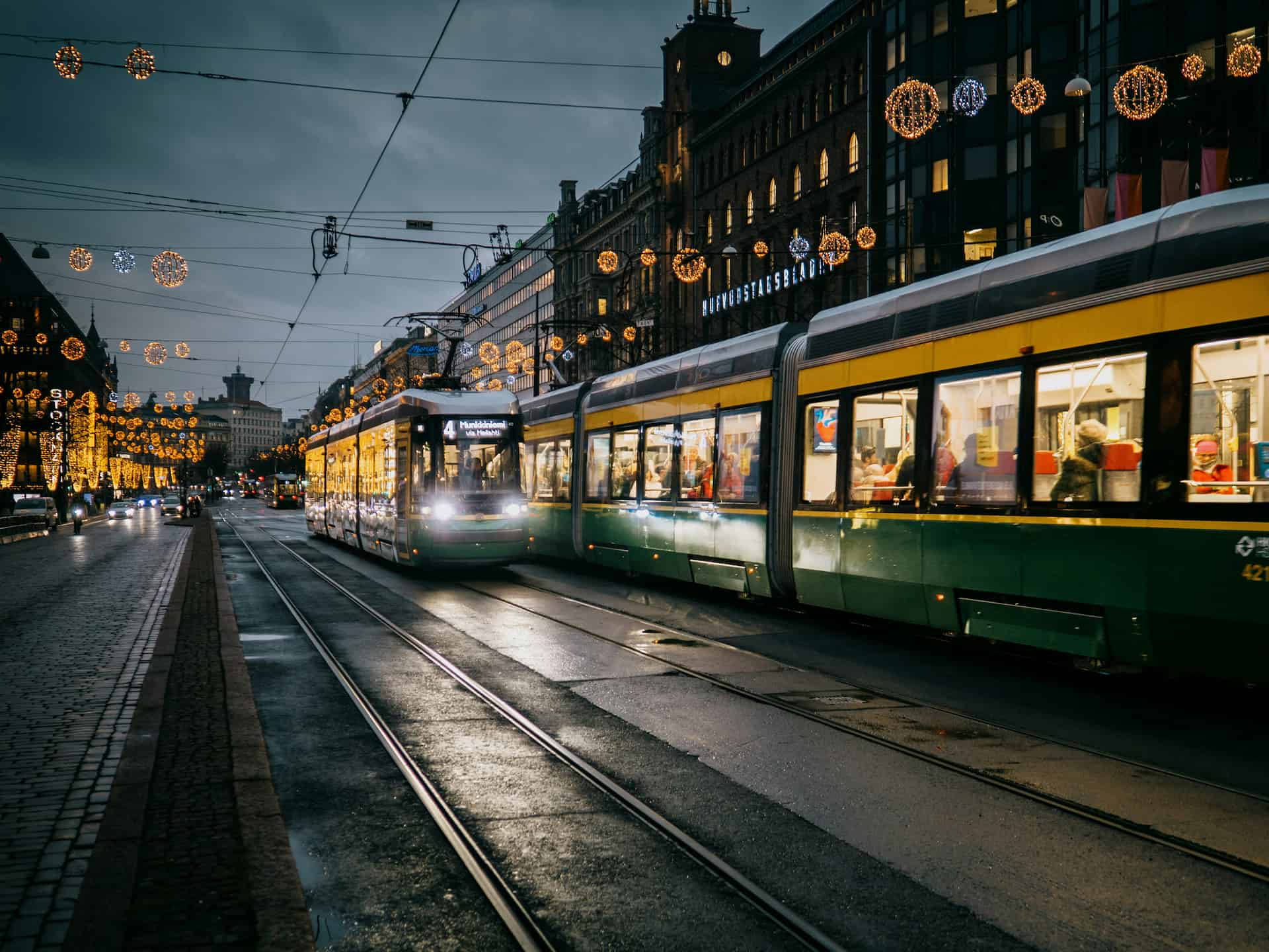 Helsingin raitiovaunu talvisessa kaupungissa